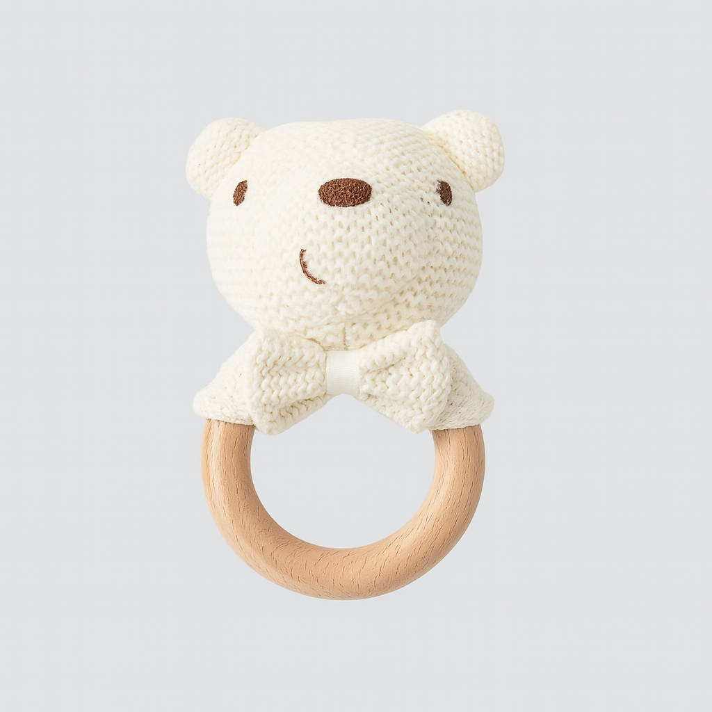 Krämfärgad stickad björnskallra med trä-ring och mjuk rosett